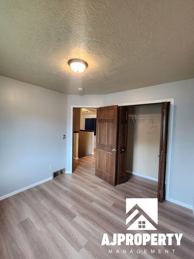 Building Photo - 6521 W Amber St