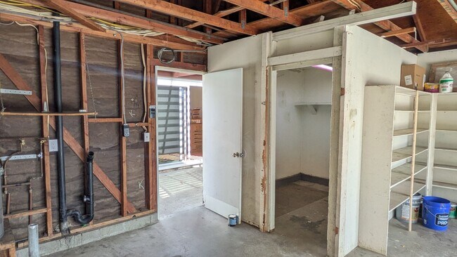 Building Photo - Move In Special!!!   Refreshed Single Level Home