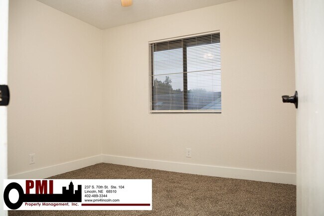 Building Photo - 2 Bedroom and 1 Bathroom Apartment