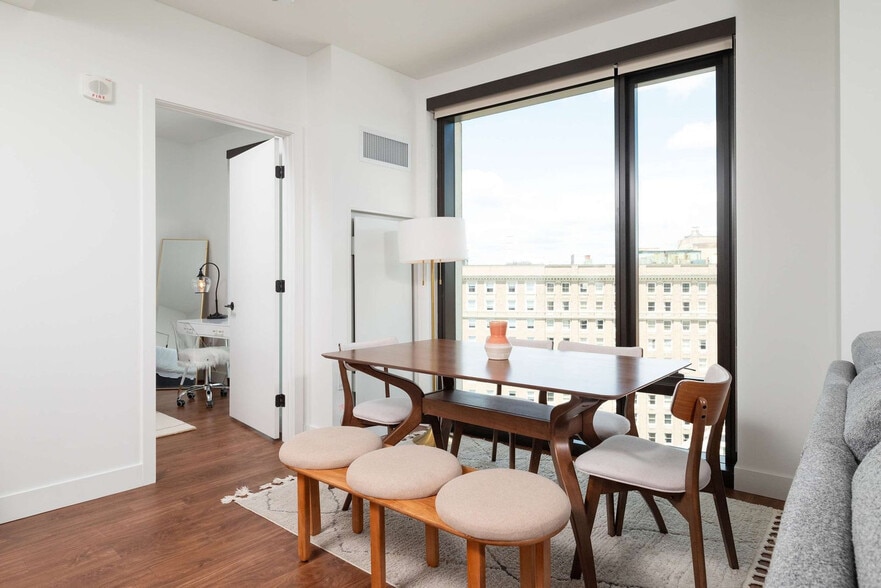 Building Photo - 212 Stuart St