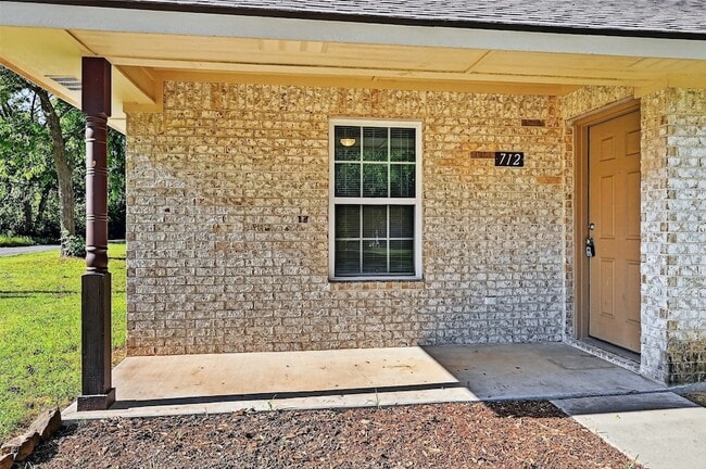 Building Photo - 712 Seven Oaks Rd