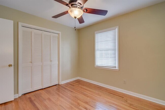 Building Photo - 3649 Lynnwood Dr