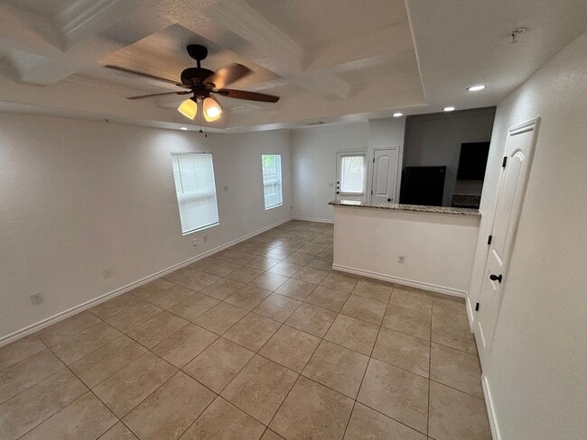 Building Photo - Spacious End-Unit Townhome in Prime Northe...