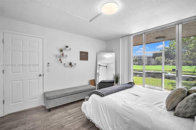 Building Photo - 9431 Live Oak Pl