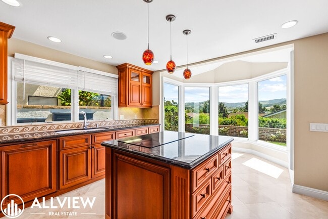 Building Photo - Rare 5 bed/3 bath home located in the high...