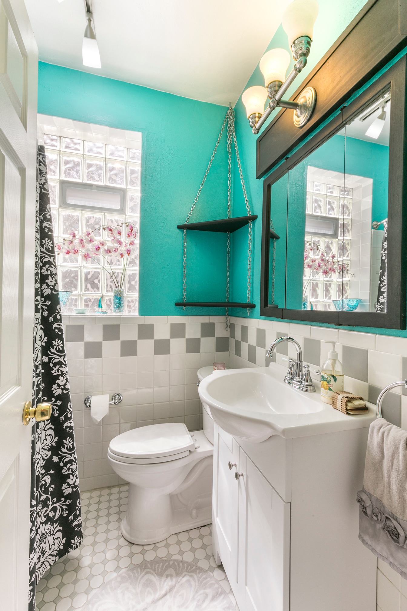 First floor full bath - 4945 Delor Street