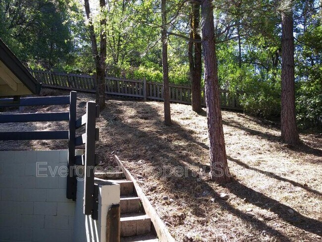 Building Photo - 846 Holly Way