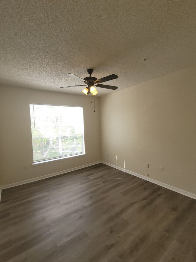 Building Photo - Wonderful 3rd floor 2 bedroom Condo!