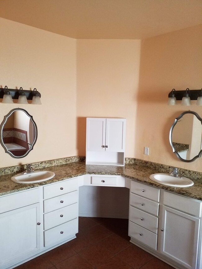 Building Photo - Large 3 Bedroom, 2 Bath Home