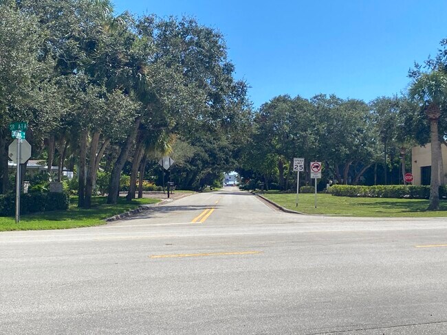 Building Photo - 800 Coquina Ln