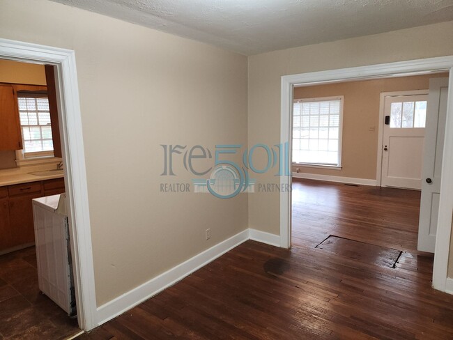 Building Photo - Great Find in Hillcrest! 2BR & 1 BA