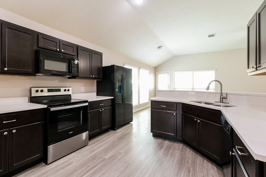 Building Photo - 603 Lake View Dr