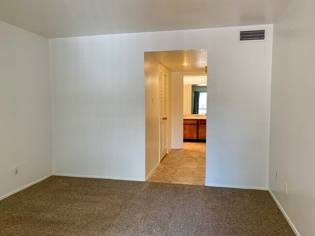 Building Photo - Lovely 2 Bedroom, 2 Bath Condo In The NE!