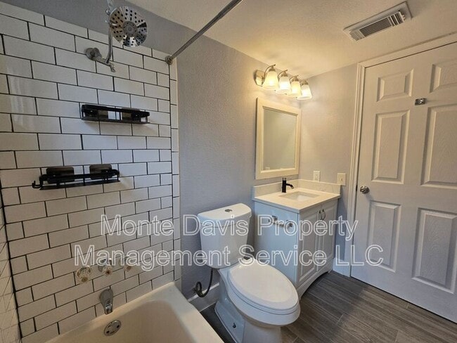 Building Photo - 2504 Manor Cir