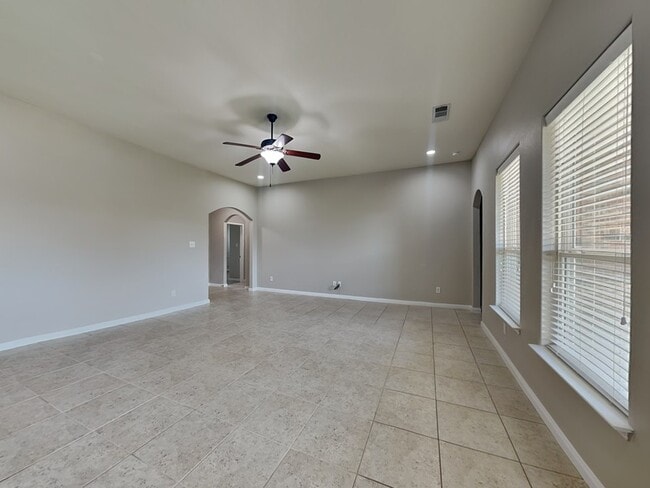 Building Photo - 528 Meadow Springs Dr