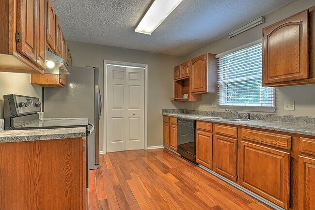 Building Photo - 206 Windridge Colony