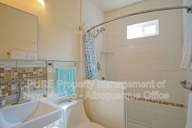 Building Photo - 404 Dartmouth Dr SE