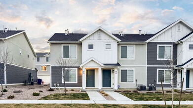 Building Photo - *$500 MOVE-IN SPECIAL* Charming 3-Bedroom ...