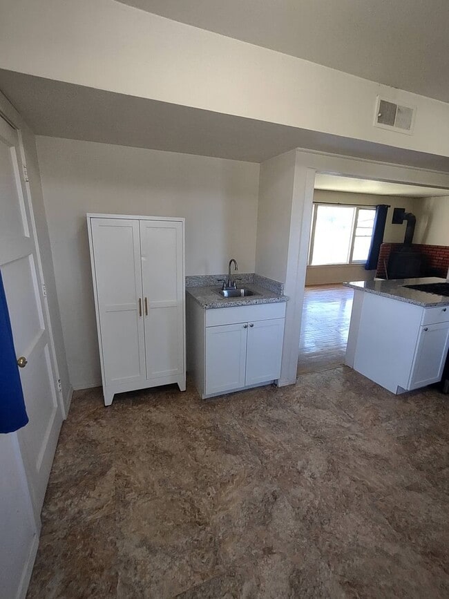 Building Photo - Duplex in near Aspen Elementary