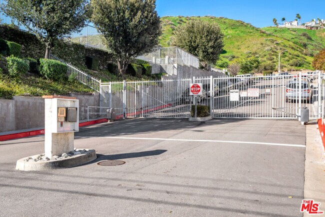 Building Photo - 18209 Sierra Hwy