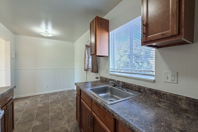 Building Photo - 424 Ponoma St