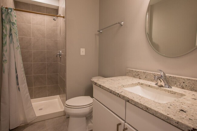 Building Photo - Gorgeous 4 BR/3.5 BA EOG Townhome in Silve...