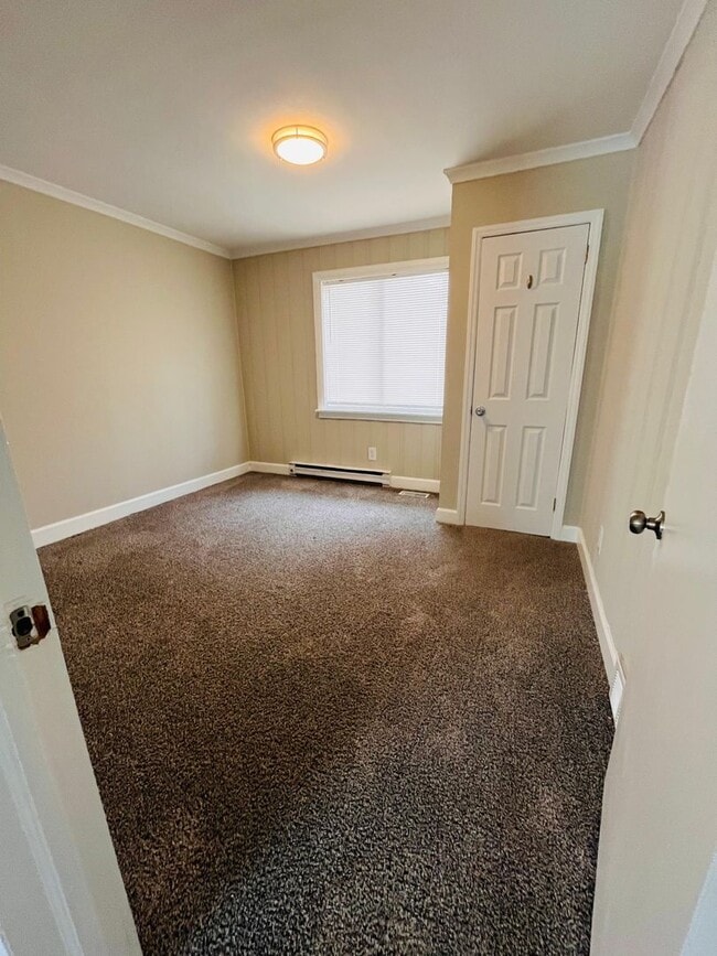 Building Photo - three bedroom duplex with ALL utilities included