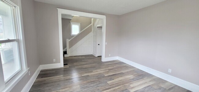 Building Photo - 1326 E Pontiac St