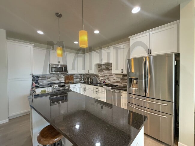 Building Photo - Beautiful Kendall Yards Townhome