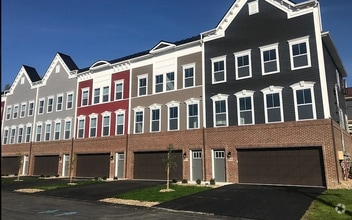 Building Photo - Beautiful Townhome in Cannosburg!
