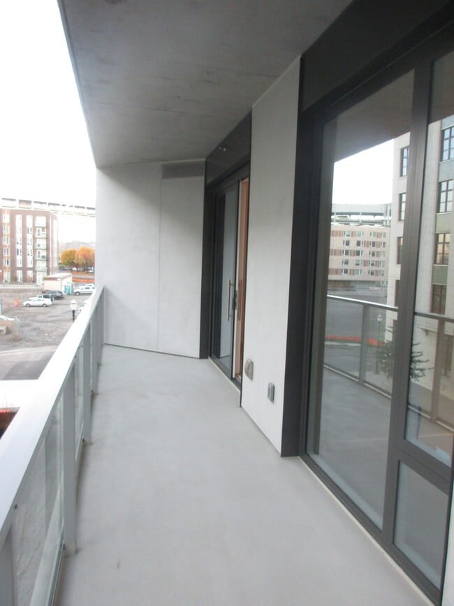 Building Photo - Vista Condominiums - 1 bedroom/1 bath Pearl District condo w/parking/storage/amenities/most utili...