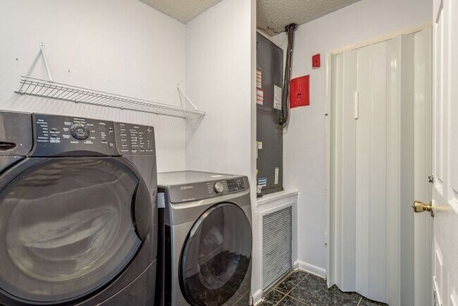 Building Photo - 4/2 Tampa Home