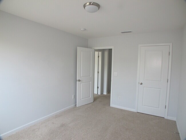 Building Photo - Move-In ready, 4 bedroom, 2.5 bath home lo...
