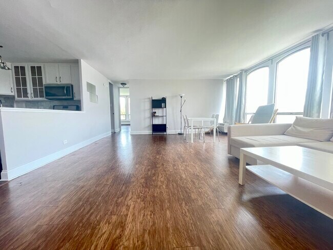 Building Photo - 1450 E 55th Pl