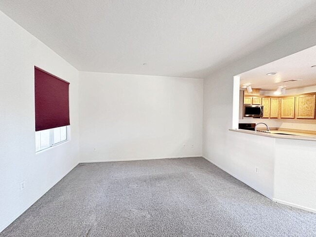 Building Photo - 1 WEEK FREE RENT! 1 BEDROOM DOWNSTAIRS CONDO IN GATED COMMUNITY 1 CAR GARAGE