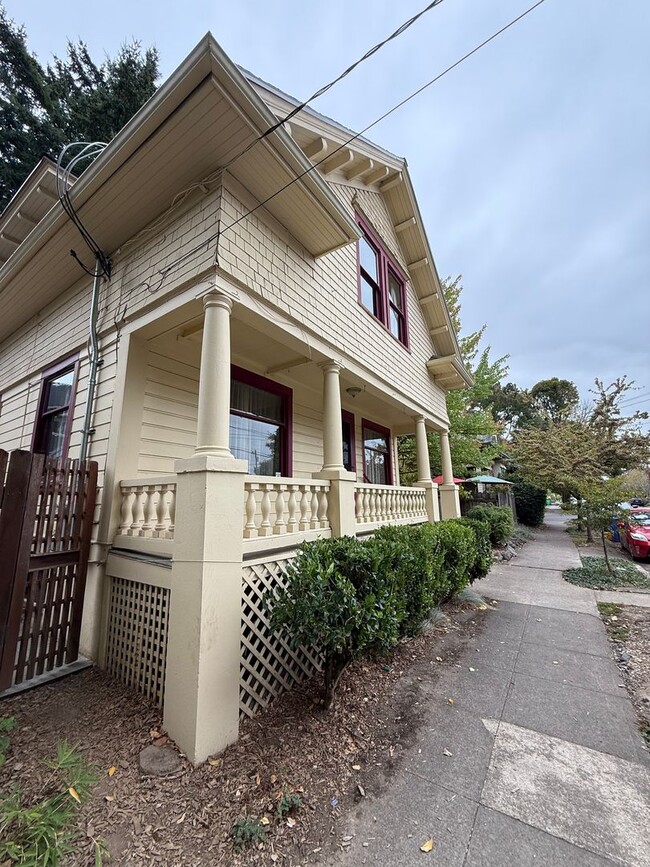 Building Photo - Charming Sellwood Gem in the Heart of SE P...