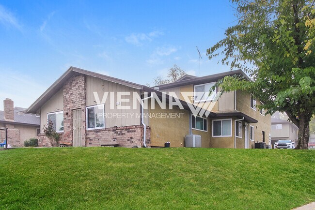 Building Photo - Auburn Condo is NOW rent ready!