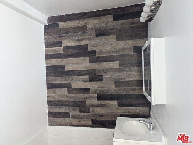 Building Photo - 634 S Gramercy Pl