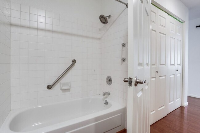 Building Photo - 3 bed, 2 bath Single Family Home in North ...
