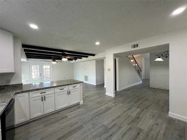 Building Photo - 101 Cavalry Cir