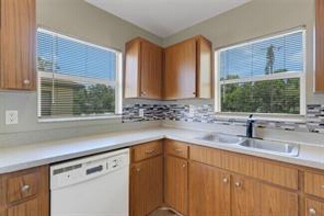 Building Photo - Beautiful 3/1 in the heart of Plant City