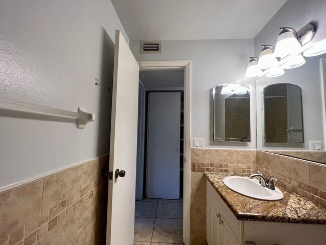 Building Photo - All inclusive 2 bed/ 1 bath condo in Hidden Lakes - Coming Soon near Downtown SRQ
