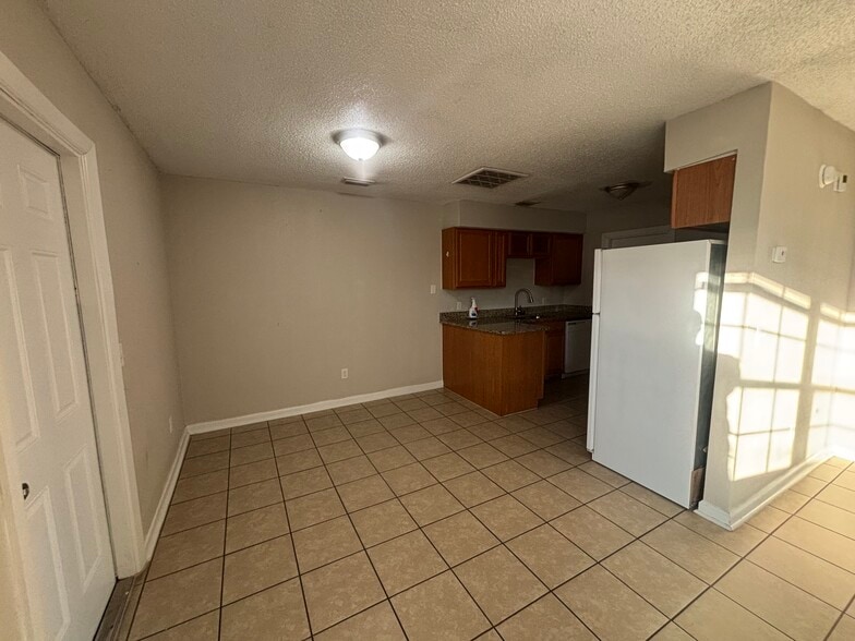 Building Photo - 1021 N Church Ave