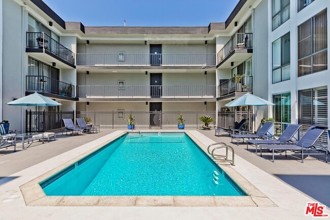 Building Photo - 1351 N Crescent Heights Blvd