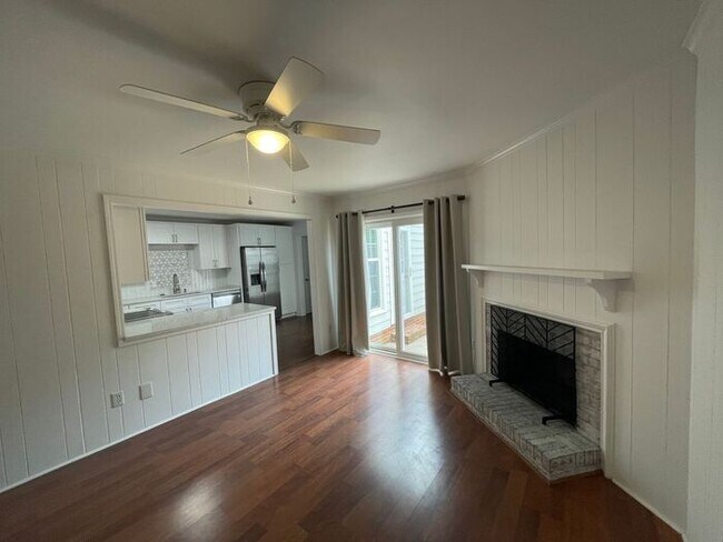 Building Photo - Beautiful 3-bedroom, 2.5 bath townhome in the highly desirable Governors Square subdivision.