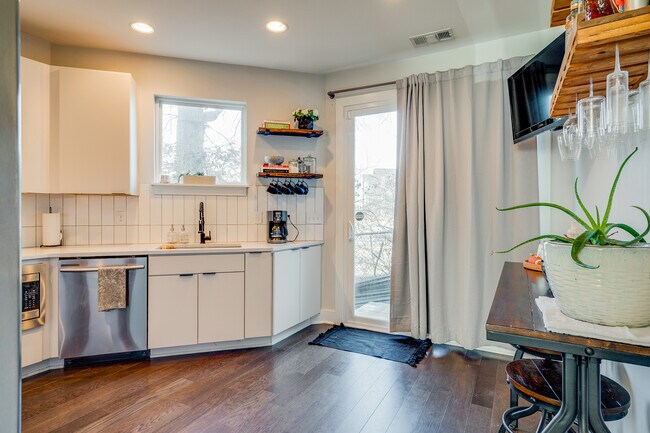 Building Photo - 717 Tral St