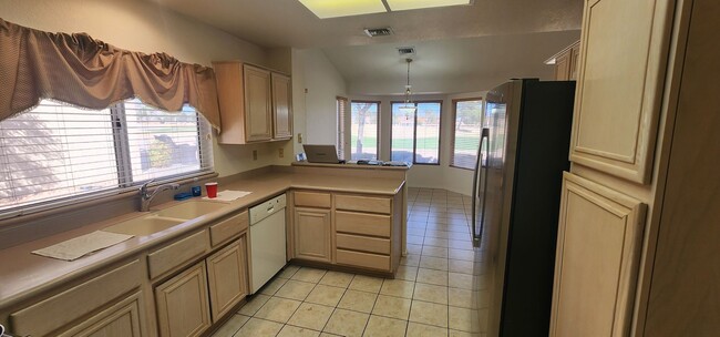 Building Photo - Lovely 2 bedroom 2 bathroom home located i...