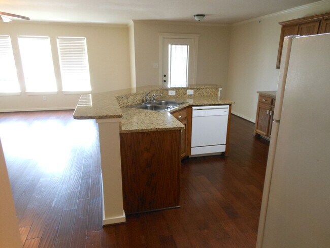 Building Photo - 2 Bedroom 1 Bath Apartment (40% 1st Month Rent BAC)