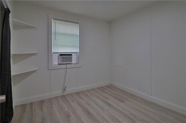 Building Photo - 61325 Holly Dr