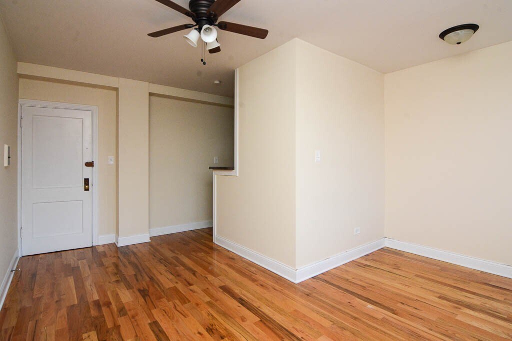 Building Photo - 823 W Diversey Pkwy